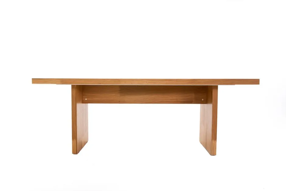 Choisir un plateau qui vieillit bien sous les repas quotidiens.
